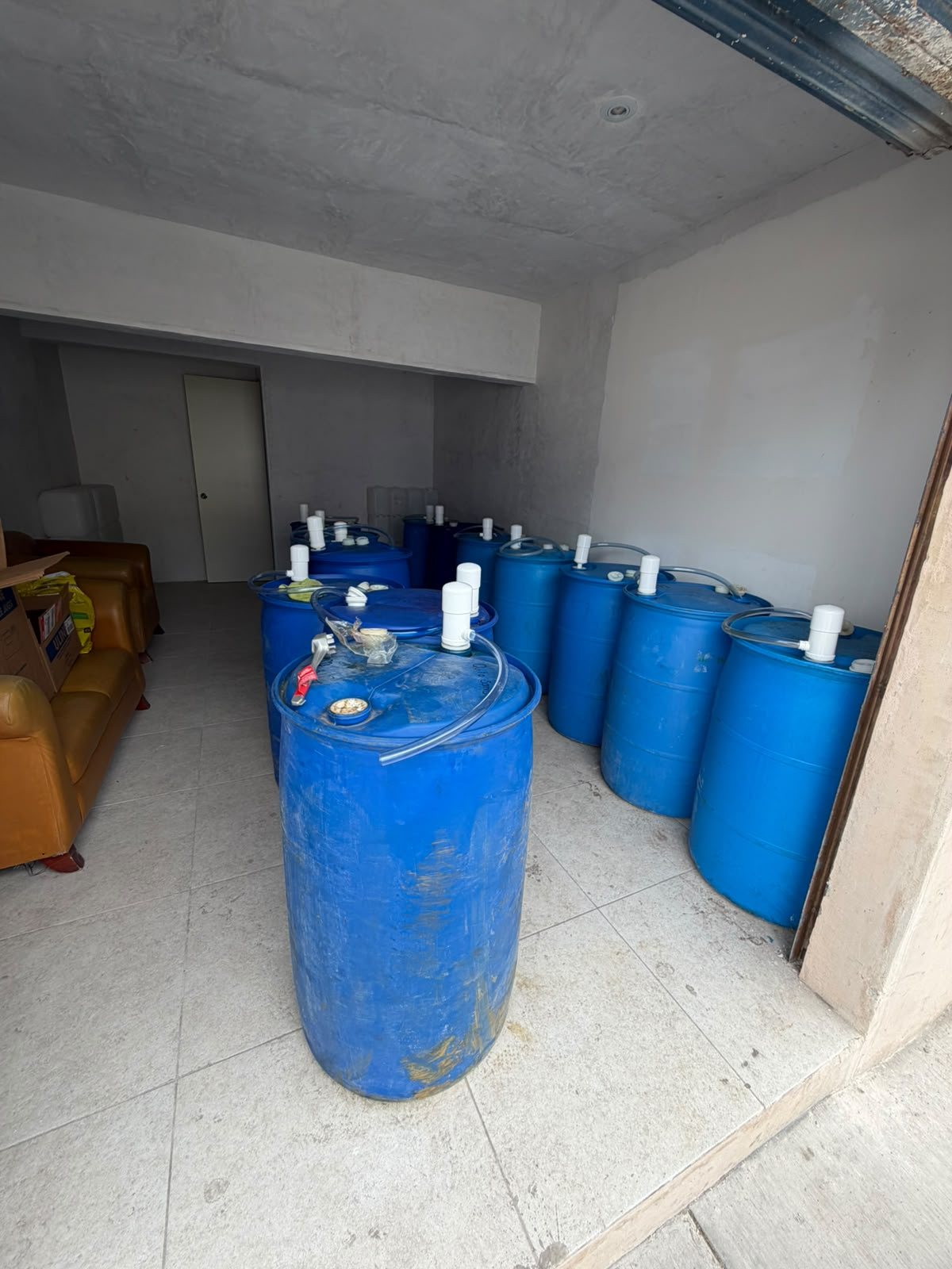 Tambos azules con bomba en la bodega de Cedrus Clean